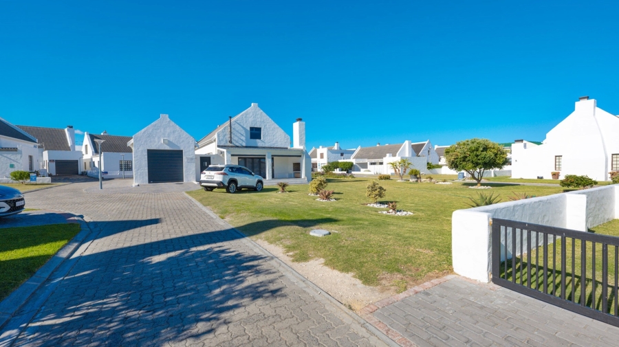To Let 4 Bedroom Property for Rent in Struisbaai Western Cape